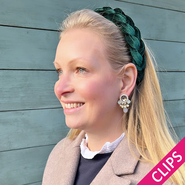 Kleine Soutache-Ohrclips mit goldfarbenen Bändern und schimmernden Steinen und Tropfen