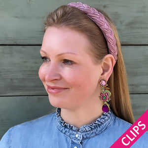 Rosafarbene Soutache Ohrclips mit seidigen Bändern in Gold und funkelnden Tropfen in Violett