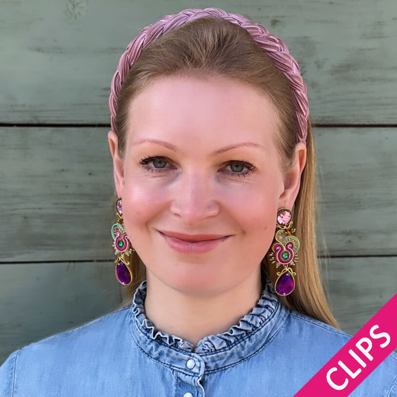 Rosafarbene Soutache Ohrclips mit seidigen Bändern in Gold und funkelnden Tropfen in Violett