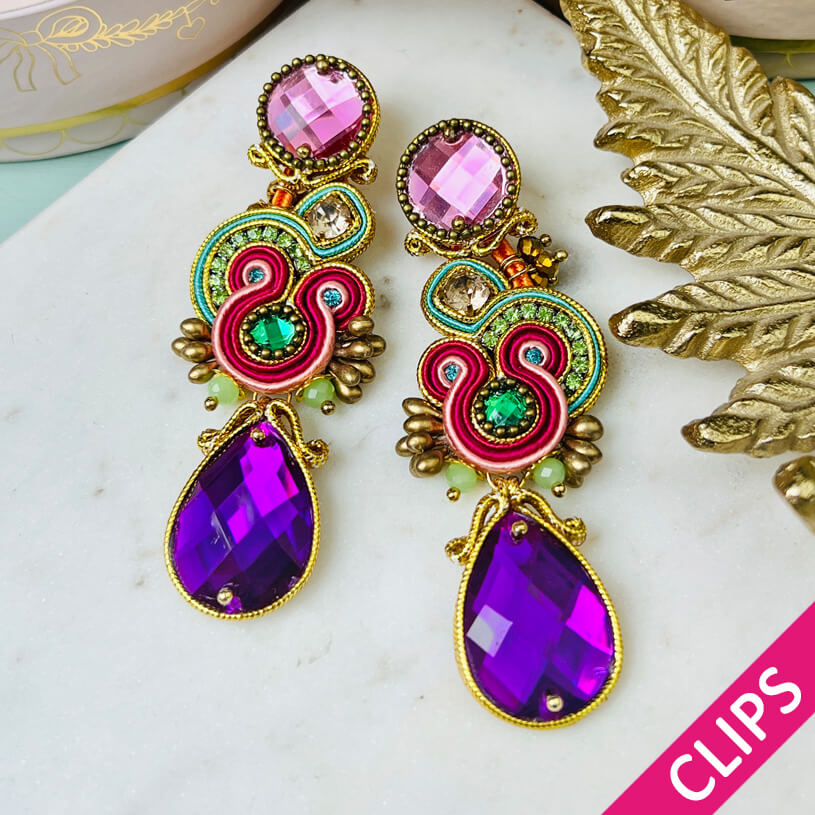 Rosafarbene Soutache Ohrclips mit seidigen Bändern in Gold und funkelnden Tropfen in Violett