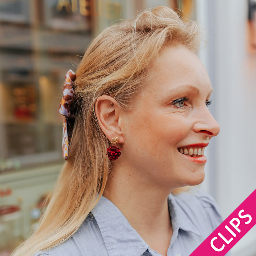 Vergoldete Knoten-Ohrclips mit dunkelrotem Blüten-Pompom