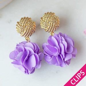 Vergoldete Knoten-Ohrclips mit fliederfarbenem Blüten-Pompom