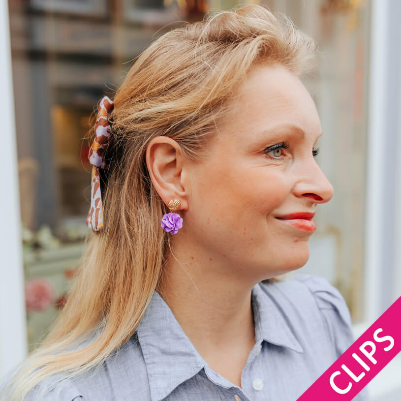 Vergoldete Knoten-Ohrclips mit fliederfarbenem Blüten-Pompom