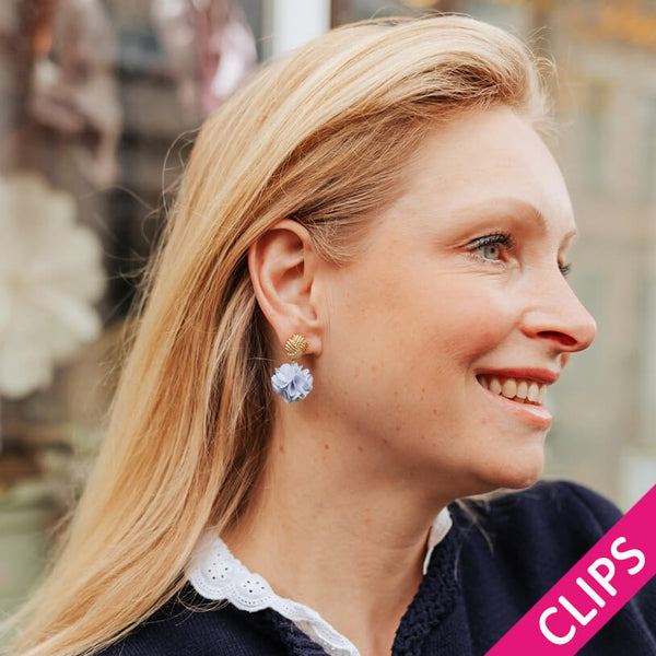 Vergoldete Knoten-Ohrclips mit hellblauem Blüten-Pompom