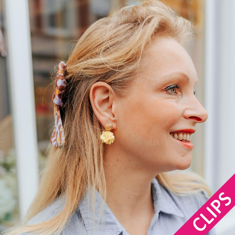 Vergoldete Knoten-Ohrclips mit hellgelbem Blüten-Pompom