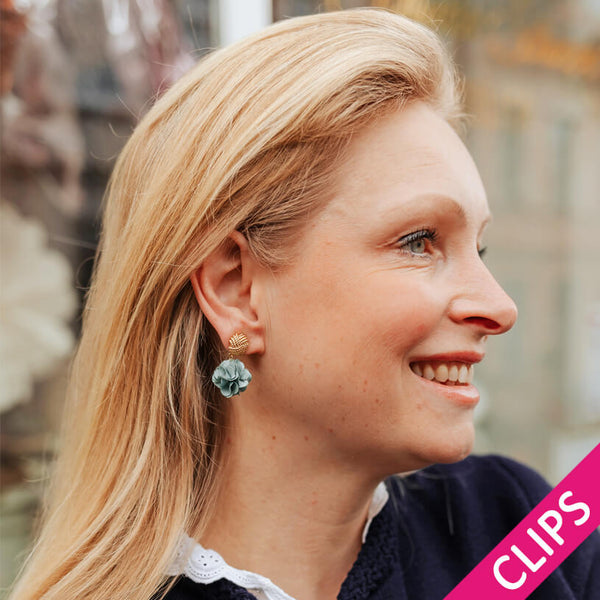 Vergoldete Knoten-Ohrclips mit petrolfarbenem Blüten-Pompom