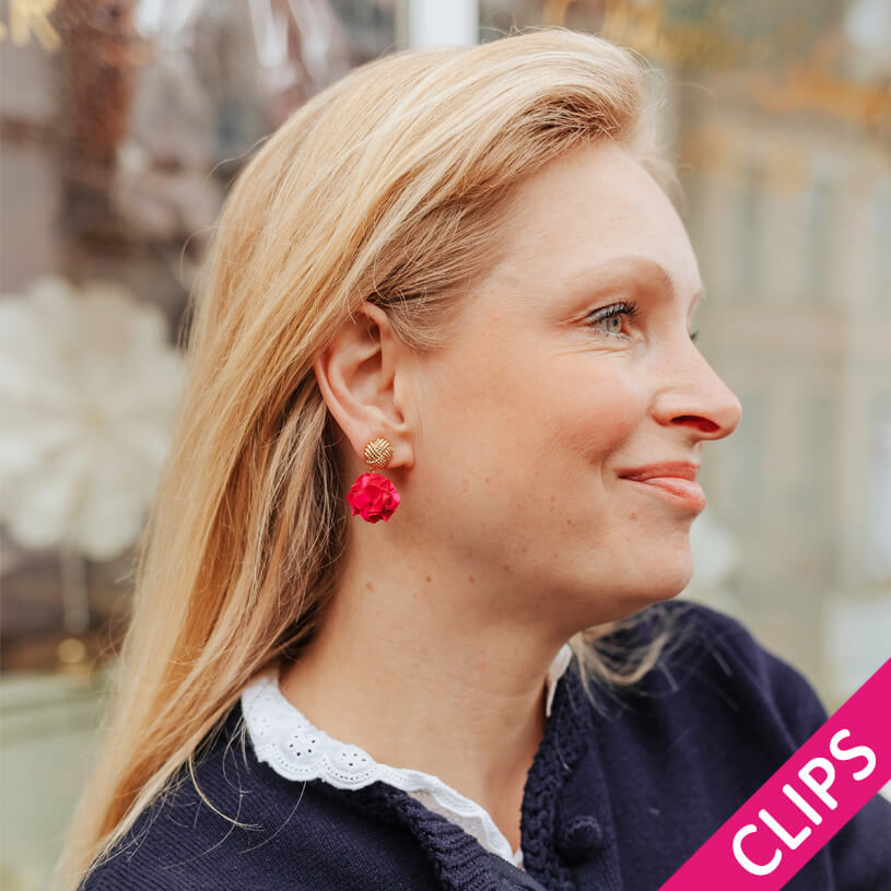 Vergoldete Knoten-Ohrclips mit pinkem Blüten-Pompom