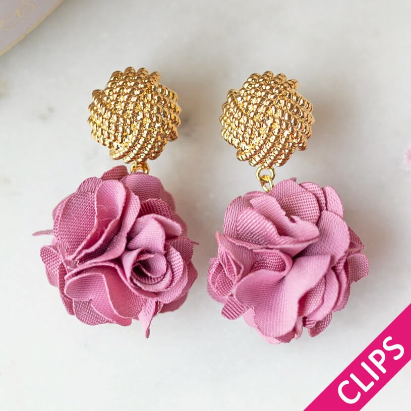 Vergoldete Knoten-Ohrclips mit rasafarbenem Blüten-Pompom