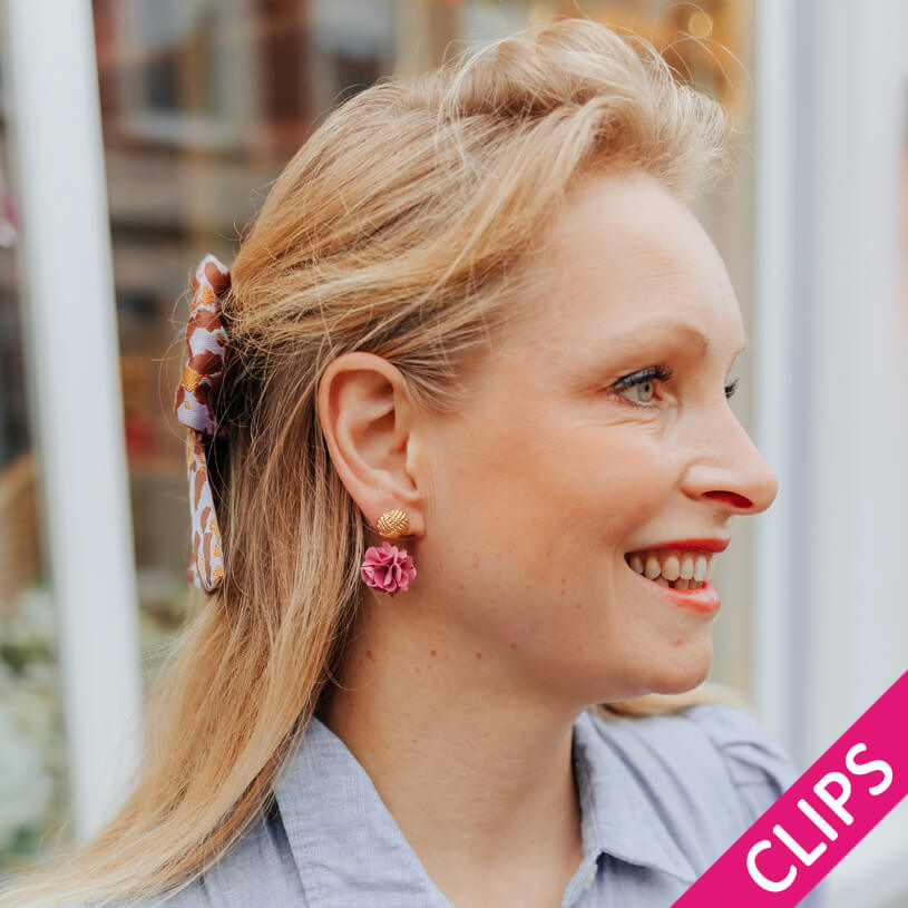 Vergoldete Knoten-Ohrclips mit rasafarbenem Blüten-Pompom