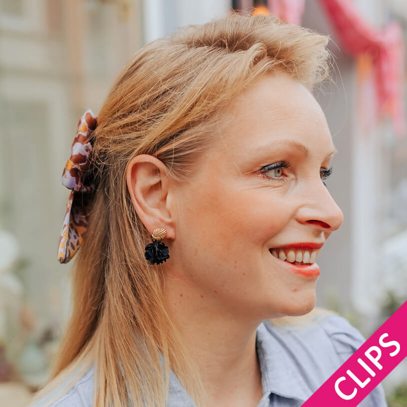 Vergoldete Knoten-Ohrclips mit schwarzem Blüten-Pompom