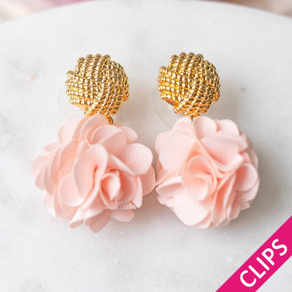 Vergoldete Knoten-Ohrclips mit zartroséfarbem Blüten-Pompom