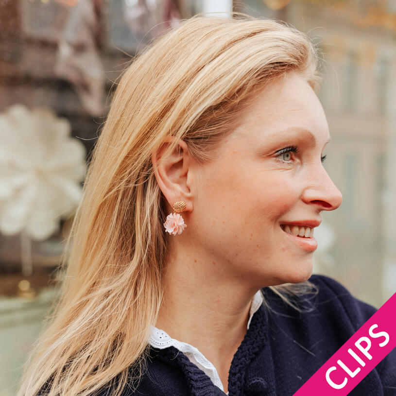 Vergoldete Knoten-Ohrclips mit zartroséfarbem Blüten-Pompom