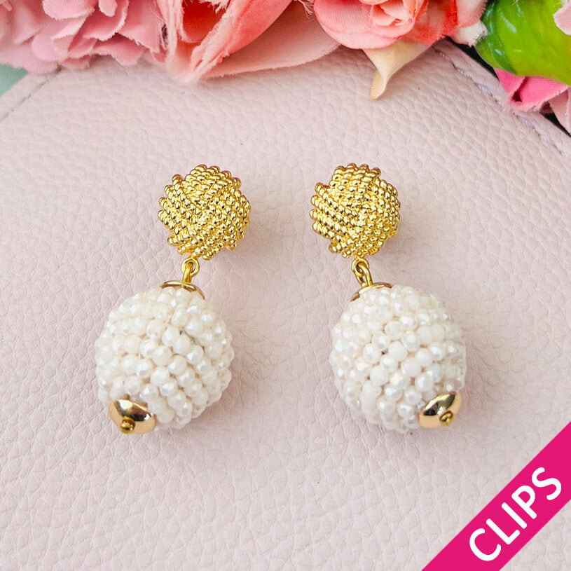 Vergoldete Knoten-Ohrclips mit funkelnden Kugeln in Creme