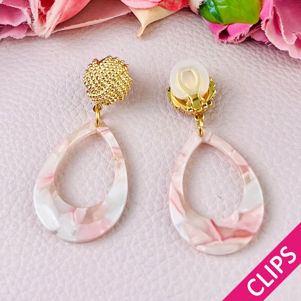 Leichte Knoten-Ohrclips mit offenen Tropfen in Weiß und Rosa von AmuseToi