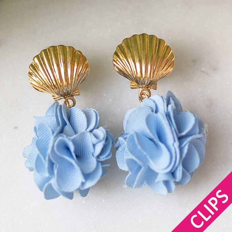Vergoldete Muschel-Ohrclips mit hellblauem Blüten-Pompom
