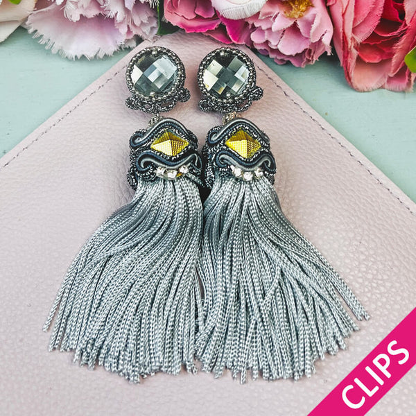 Orientalisch anmutende Quastenohrclips in schimmerndem Silber