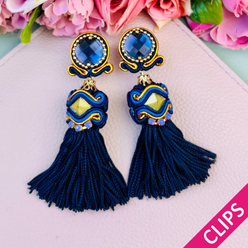 Orientalisch anmutende Quastenohrclips in edlem Blau, Gold und Violett