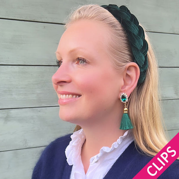 Edel funkelnde Ohrclips in Dunkelgrün mit Quaste