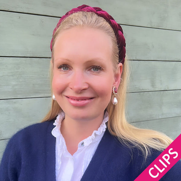 Edel funkelnde Ohrclips in Dunkelrot mit leichtem Baumwolltropfen