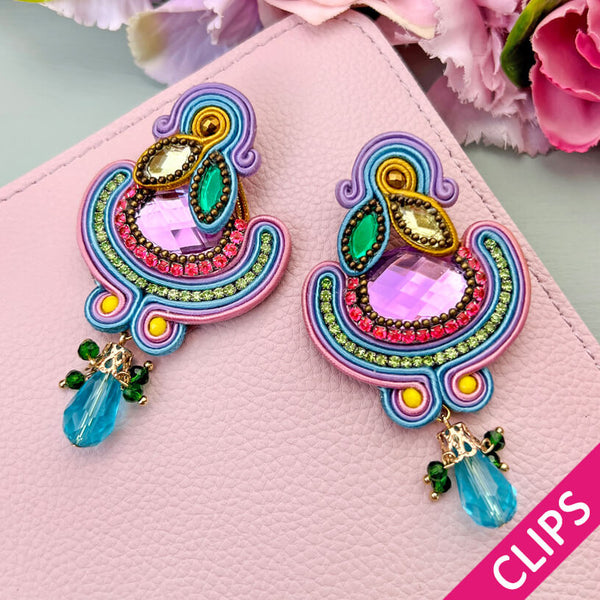 Farbenfrohe Statement-Ohrclips mit blauen Perlen in Flieder, Rosa und Grün