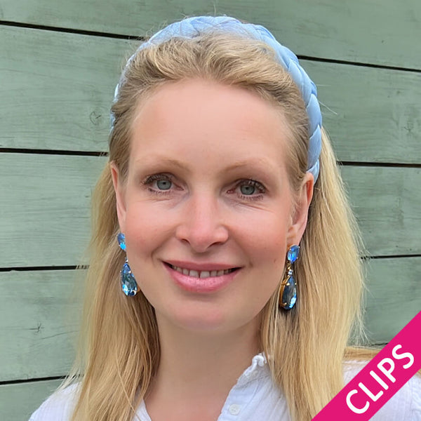 Funkelnde Ohrclips mit Glas-Kristallen in Hellblau