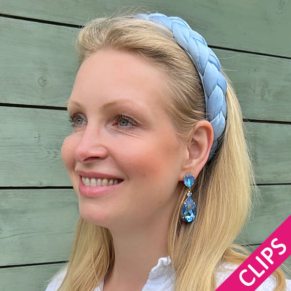 Funkelnde Ohrclips mit Glas-Kristallen in Hellblau