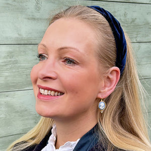 Klassische hellblaue Gemmen-Ohrhänger mit kleinen Kristallen