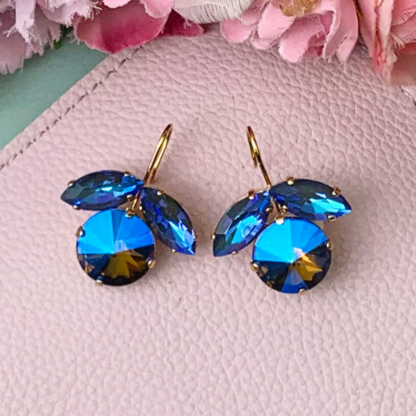 Funkelnde Ohrhänger mit Glas-Kristallen in kräftigem Royalblau