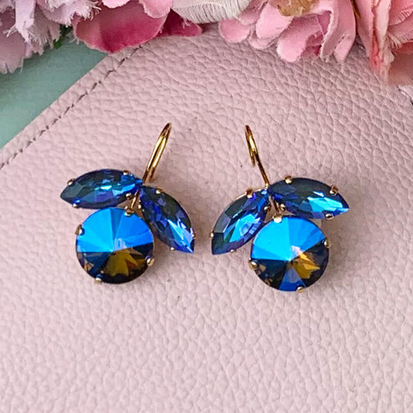 Funkelnde Ohrhänger mit Glas-Kristallen in kräftigem Royalblau