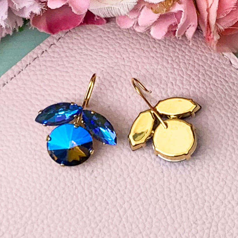 Funkelnde Ohrhänger mit Glas-Kristallen in kräftigem Royalblau