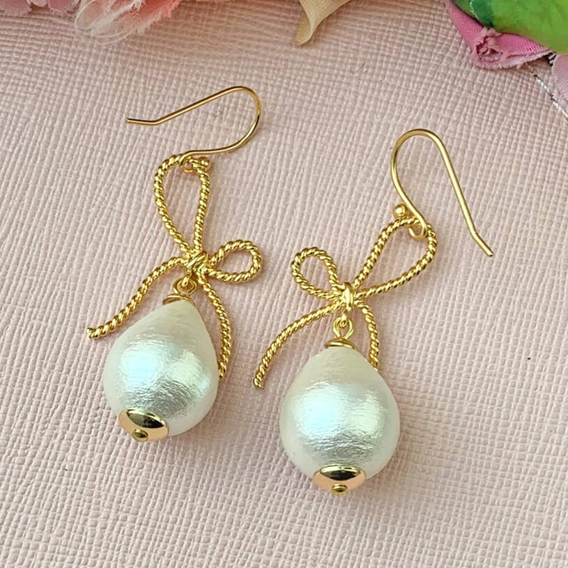 Elegante Schleifenohrhänger mit kleinem Baumwolltropfen