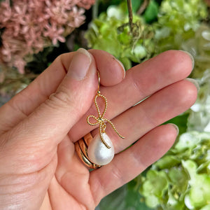 Elegante Schleifenohrhänger mit kleinem Baumwolltropfen