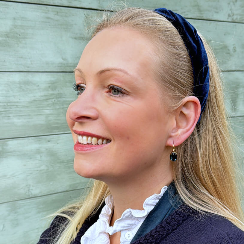Kleine Ohrhänger mit ovalem Glas-Kristall in Dunkelblau