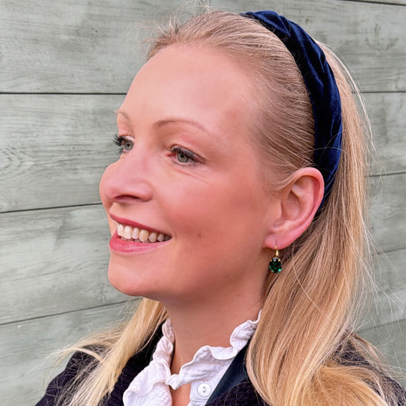 Kleine Ohrhänger mit ovalem Glas-Kristall in Dunkelgrün