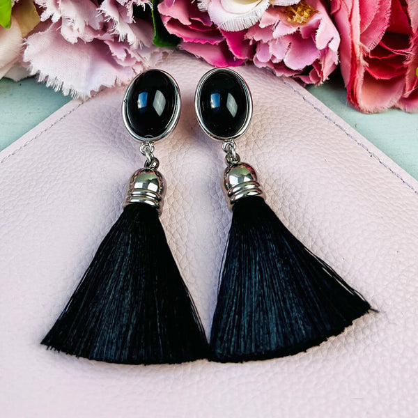 Silberne Ohrstecker in Schwarz mit Quaste von AmuseToi