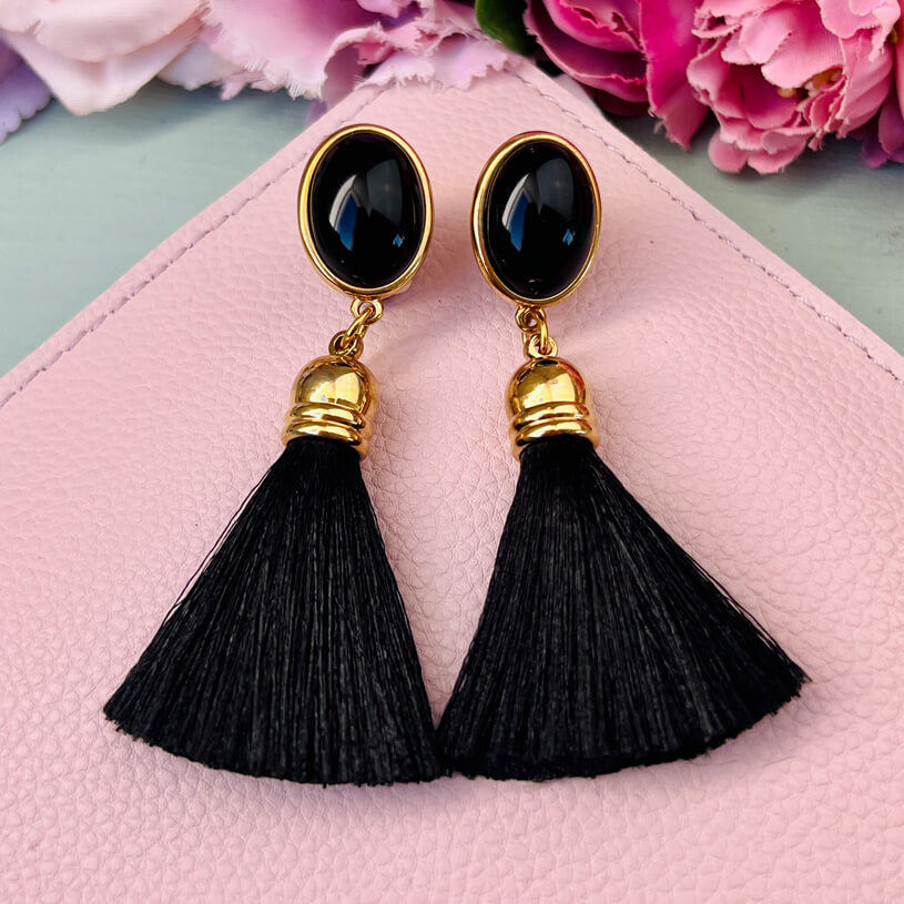 Schwarze Ohrringe als Ohrstecker in Schwarz mit schwarzer Quaste von AmuseToi