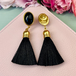 Schwarze Ohrringe als Ohrstecker in Schwarz mit schwarzer Quaste von AmuseToi
