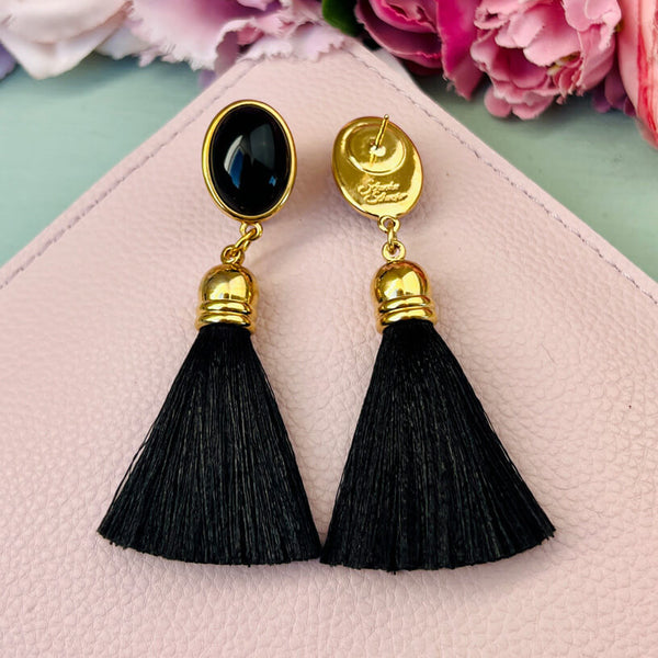 Schwarze Ohrringe als Ohrstecker in Schwarz mit schwarzer Quaste von AmuseToi