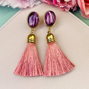 Quasten Ohrringe als Ohrstecker in Amethyst mit  Quaste in Puderrosa von AmuseToi