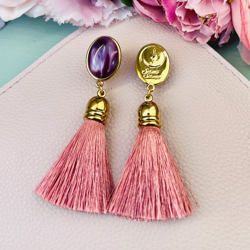 Quasten Ohrringe als Ohrstecker in Amethyst mit  Quaste in Puderrosa von AmuseToi