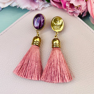 Quasten Ohrringe als Ohrstecker in Amethyst mit  Quaste in Puderrosa von AmuseToi