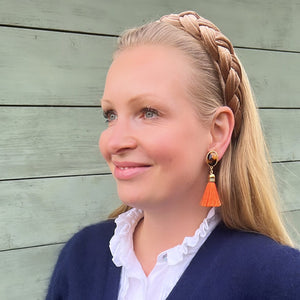 Quasten Ohrringe als Ohrstecker in Schildpatt mit  Quaste in Orange von AmuseToi