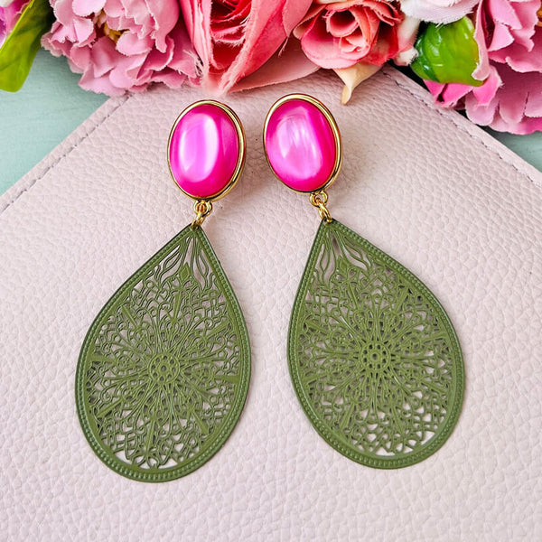 Statement Ohrringe als Ohrstecker in Pink mit zart geprägtem grünolivem Tropfen