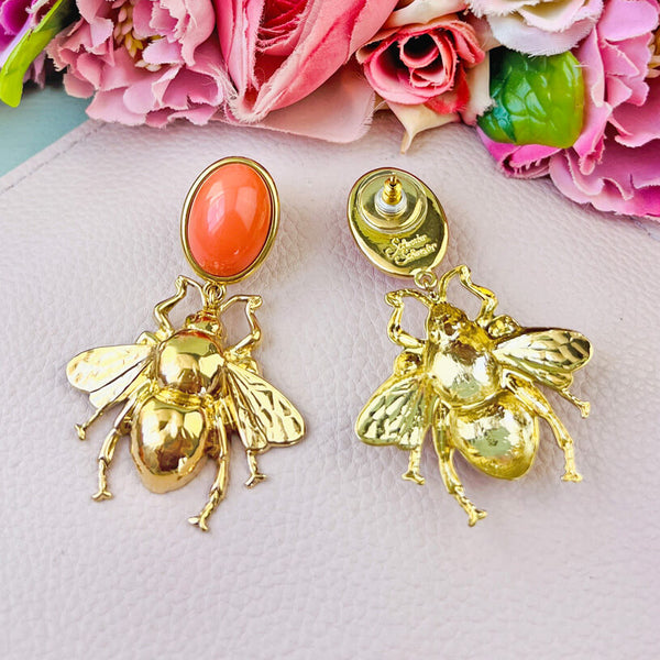 Korallenfarbener Ohrstecker mit goldener Hummel von AmuseToi