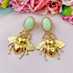 Jadefarbener Ohrstecker mit goldener Hummel von AmuseToi