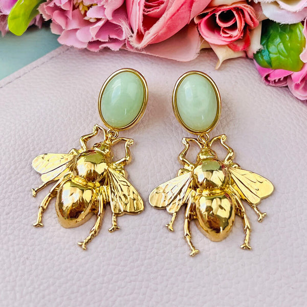 Jadefarbener Ohrstecker mit goldener Hummel von AmuseToi
