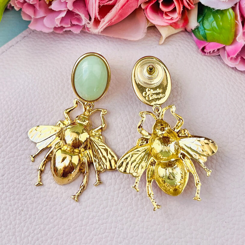 Jadefarbener Ohrstecker mit goldener Hummel von AmuseToi