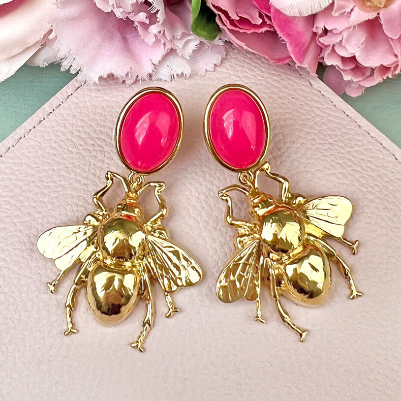 Pinkfarbener Ohrstecker mit goldener Hummel von AmuseToi