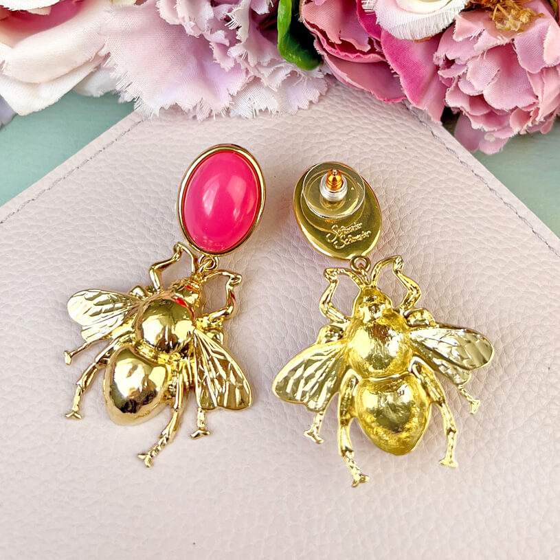 Pinkfarbener Ohrstecker mit goldener Hummel von AmuseToi
