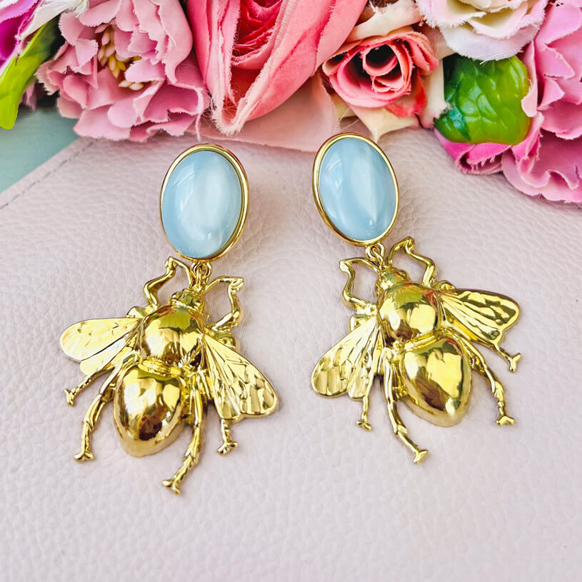 Hellblauer Ohrstecker mit goldener Hummel von AmuseToi